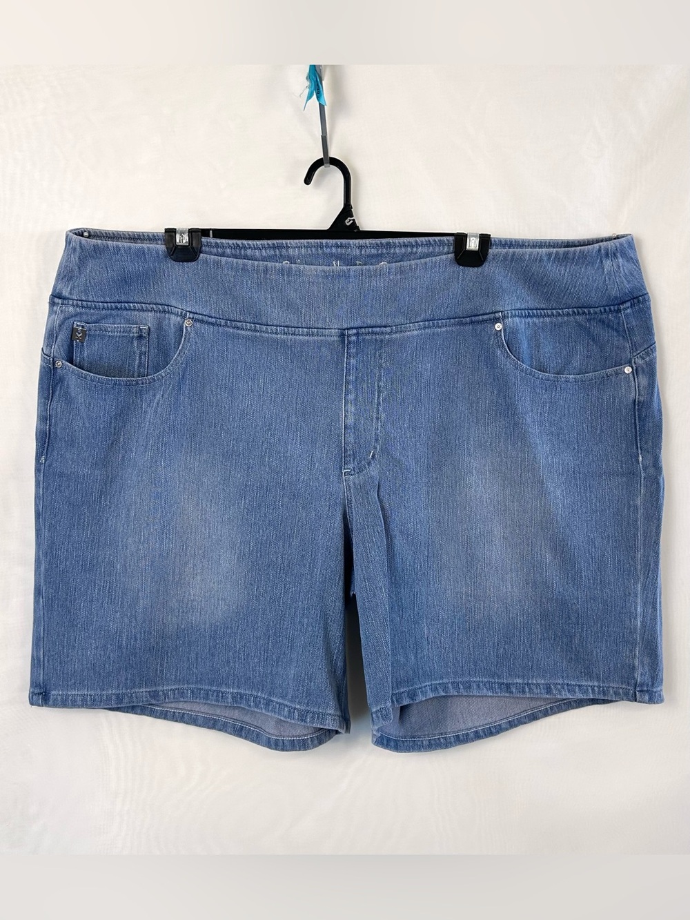 New Belle by Kim Gravel Flexibelle Belle Curve 8" Shorts / Size 30W